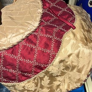 Beautiful deep red and gold tree skirt